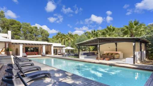 Fabulous complex comprised of 3 properties Fabulous complex comprised of 3 properties